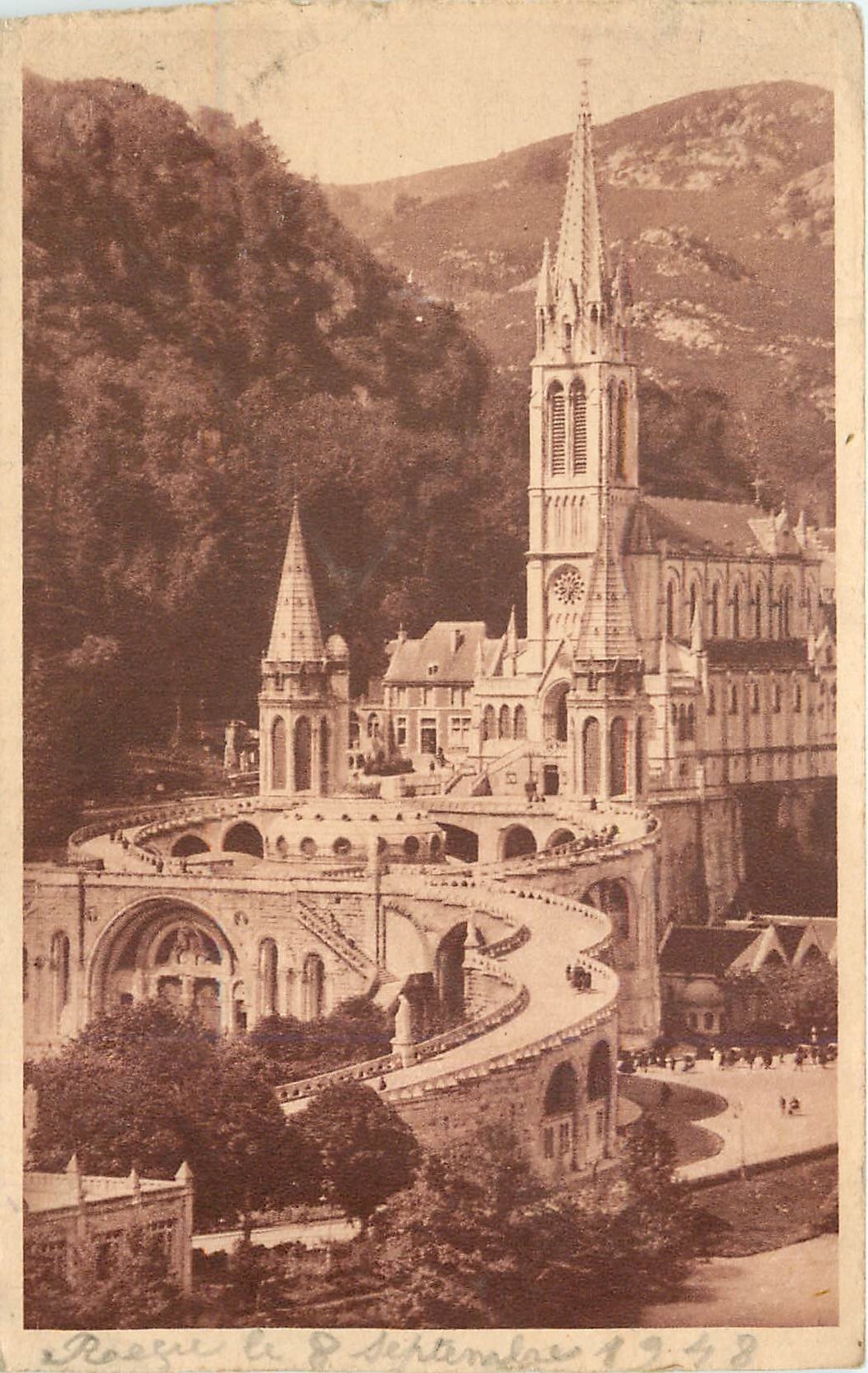 CPA Lourdes La basilique vue de cote