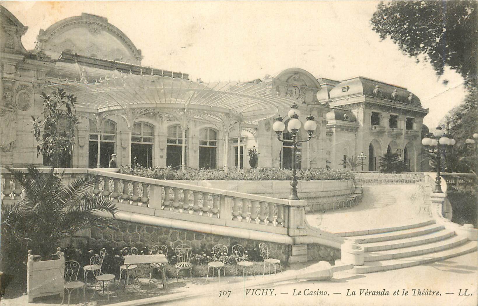 CPA Vichy le csino la Veranda et le theatre LL