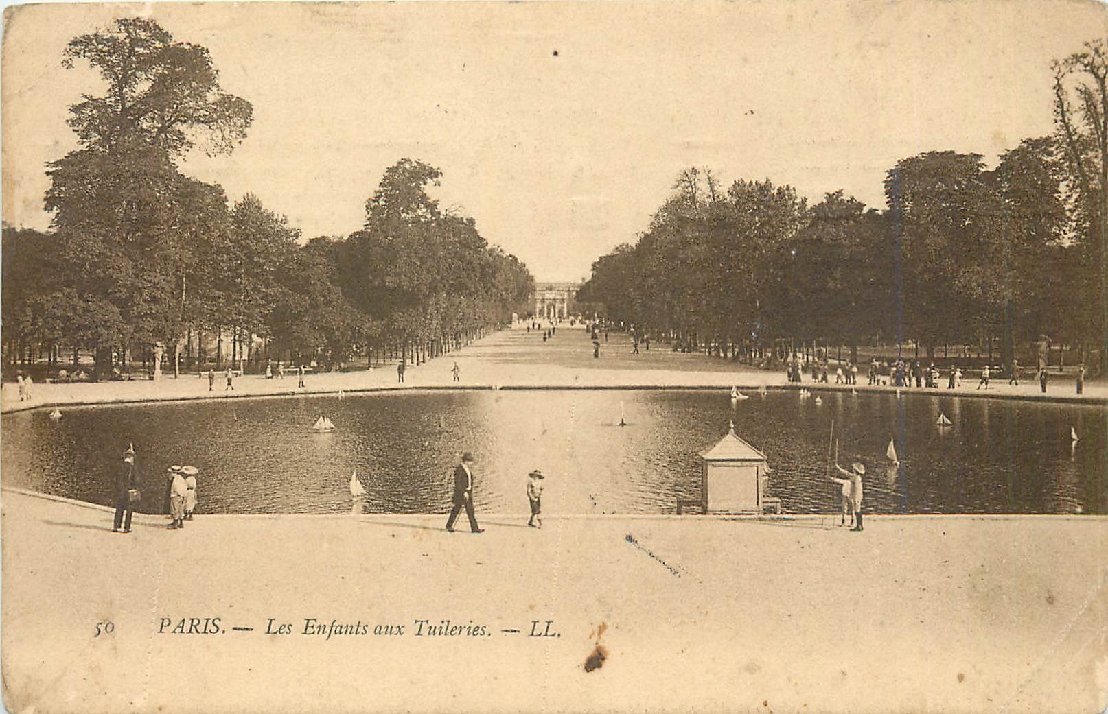 CPA Paris Les enfants aux Tuileries