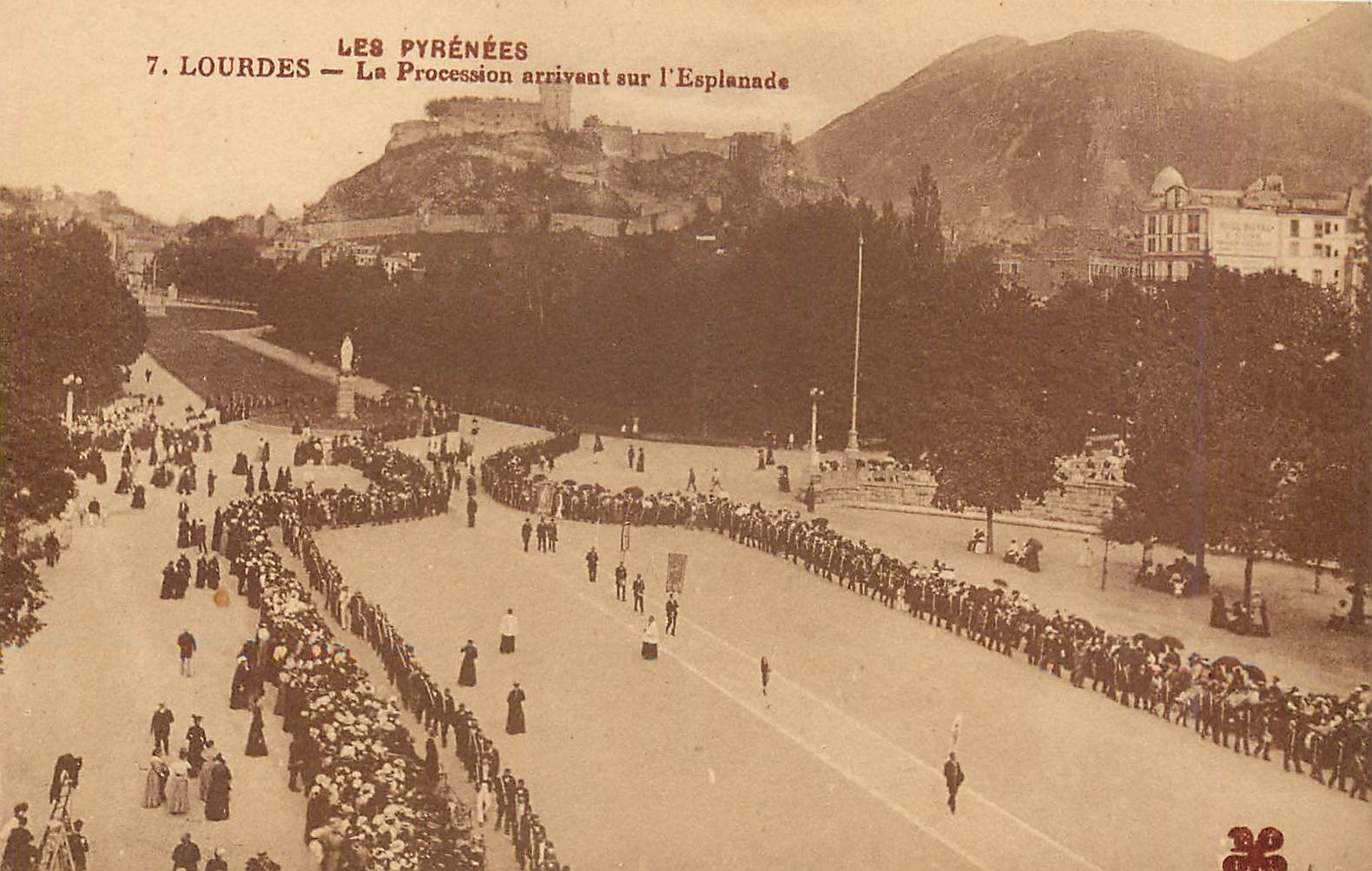 CPA Lourdes La procession arrivant sur l'esplanade