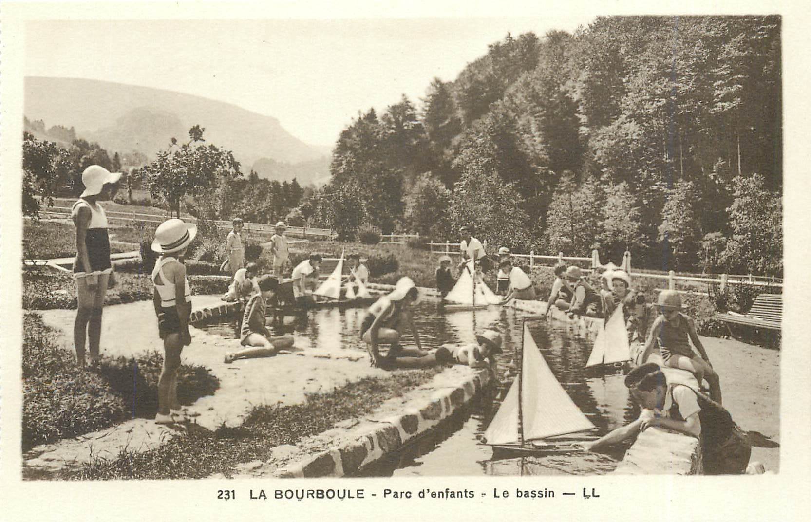 CPA La bourboule Parc d'enfants le bassin