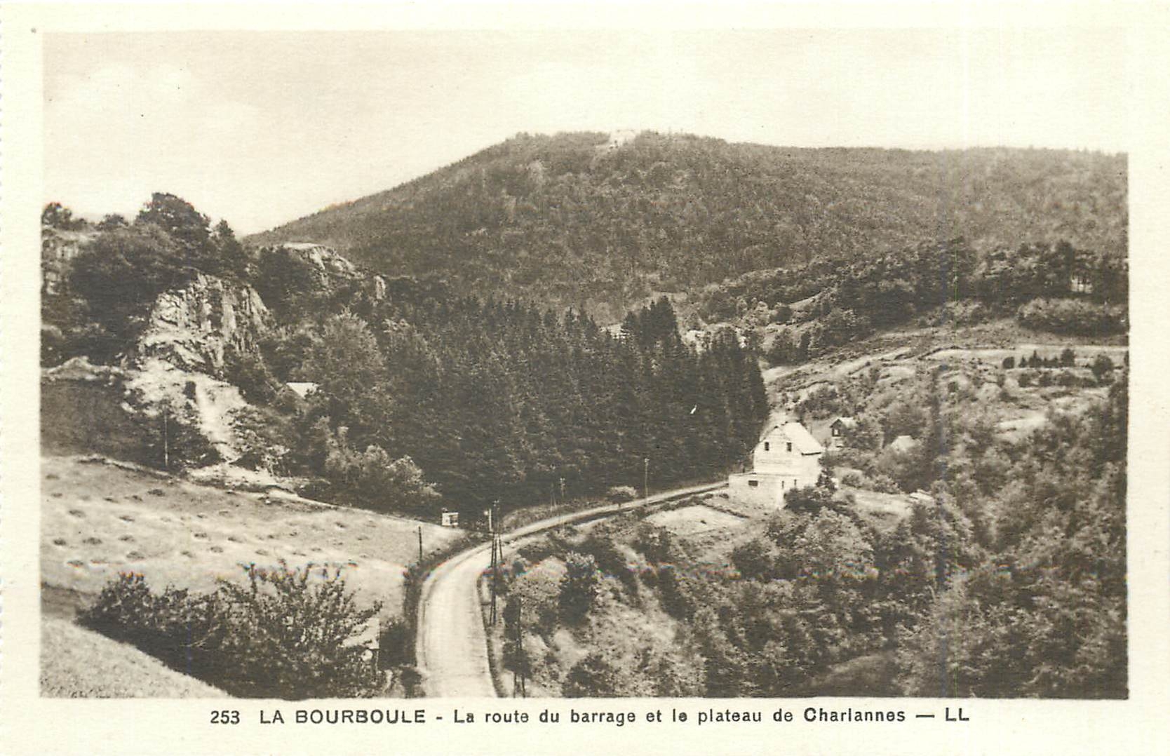 CPA La bourboule la route du barrage et le plateau de Chalannes