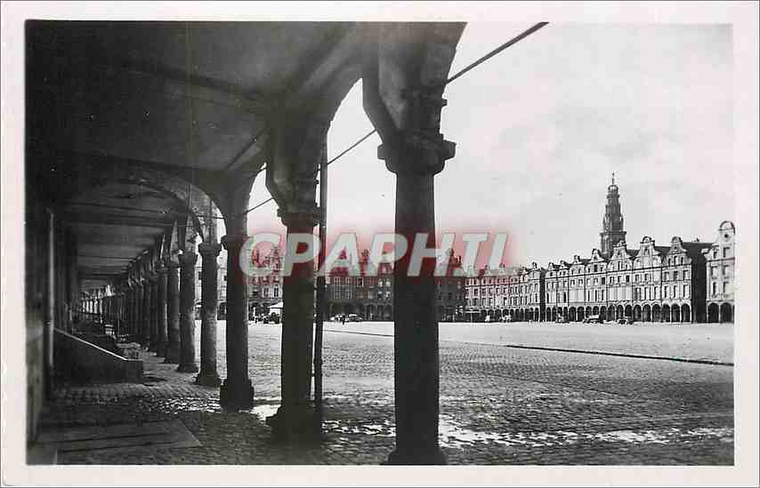 CPA Arras La grande Place et les Arcades