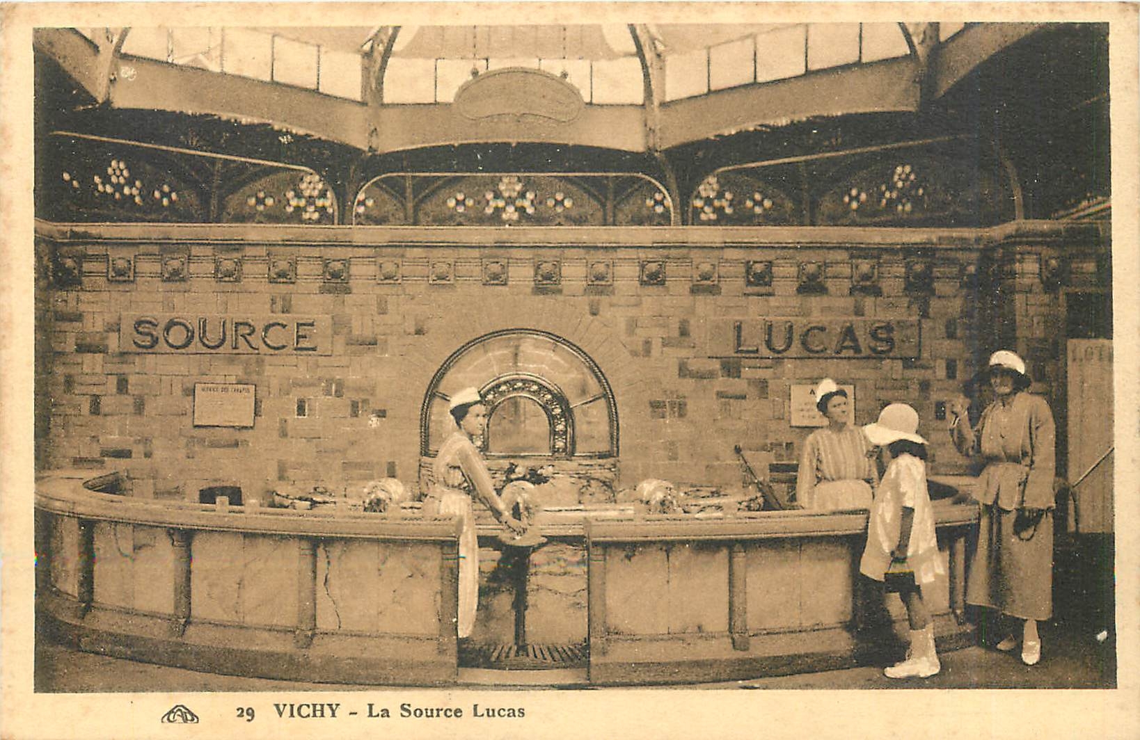 CPA Vichy La source Lucas