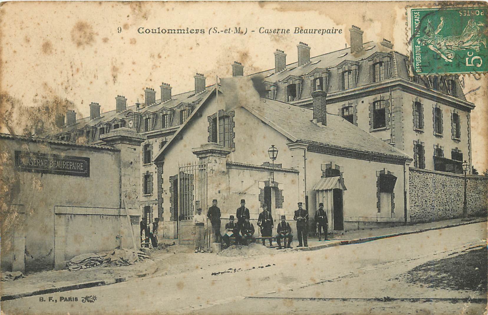 CPA Coulommiers S et M Caserne beaurepaire Militaria