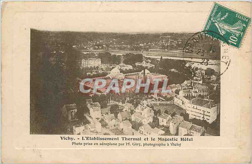 Vichy — L'Établissement Thermal et le Majestic Hôtel — Photo prise en aéroplane par M. Girj, photographe à Vichy