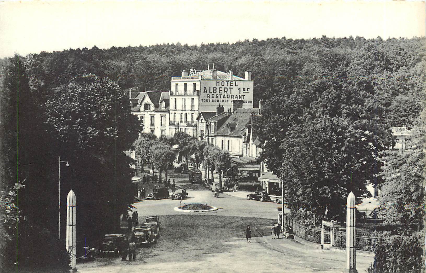 CPA Bagnoles del 'OrnePlace de l republique et Avenue de la gare Hotel Albert 1er