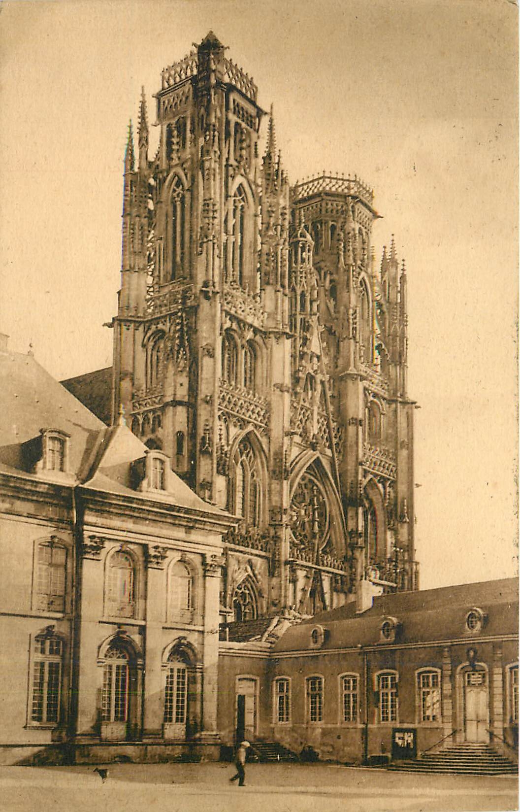 CPA Toul La Cathedrale Vue prise de la cour de l'Hotel de Ville