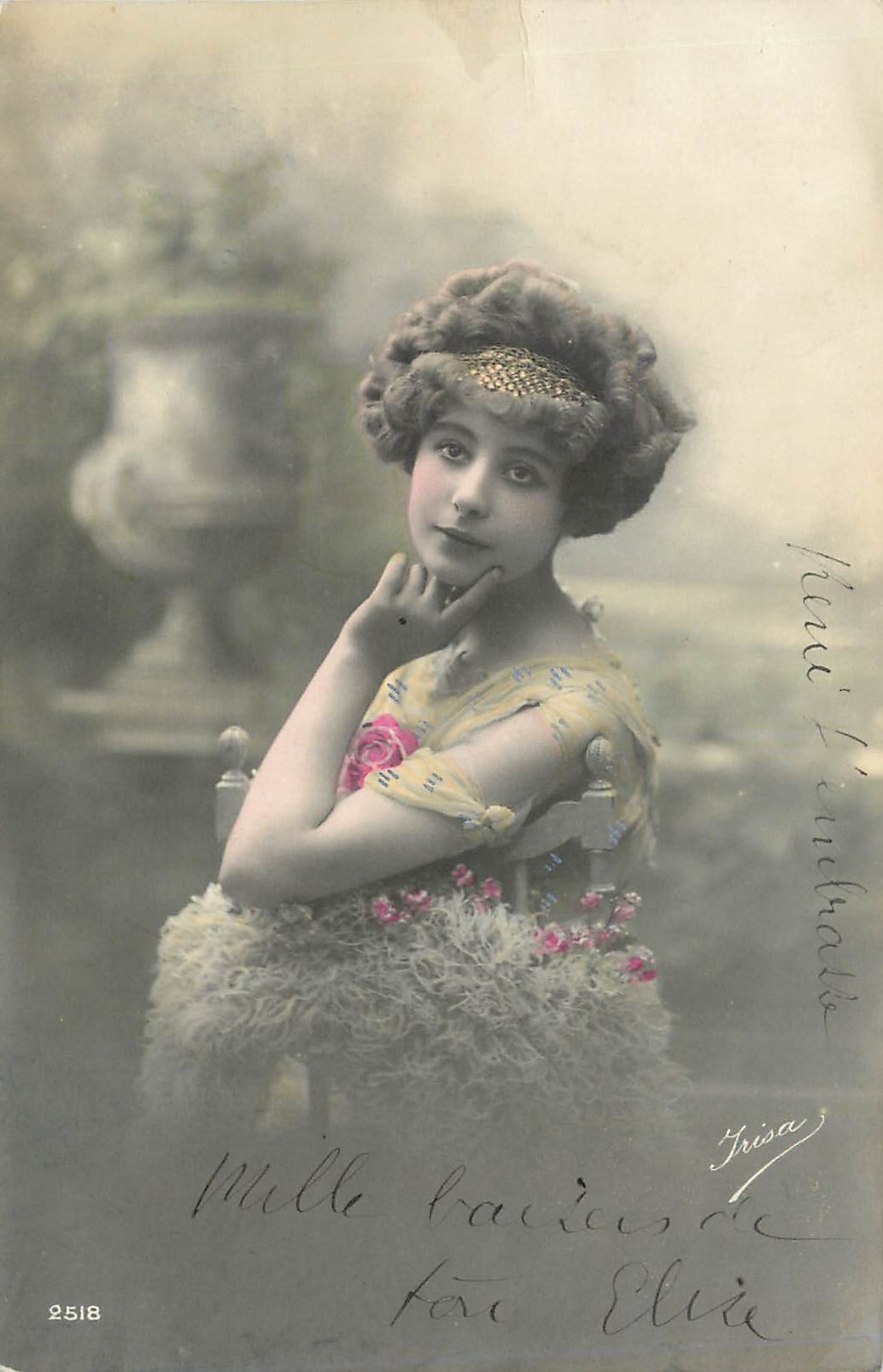 Jeune femme en robe fleurie — portrait — Trisa L'Embrattato, n° 2518
