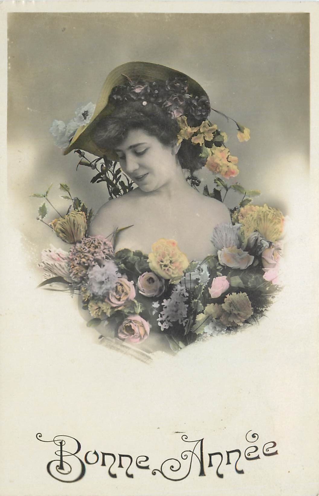 Femme en chapeau fleuri — Bonne Année — Union Postale Universelle - Recto