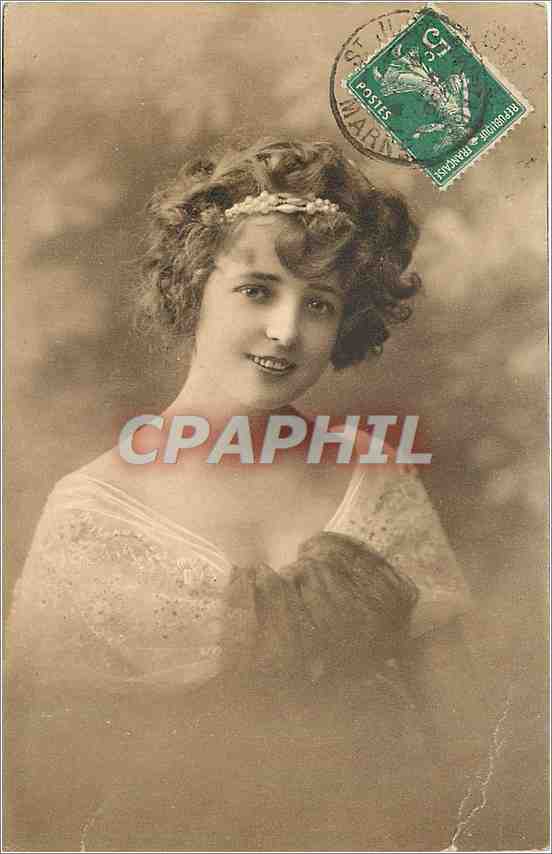Jeune femme souriante — photographie — Photographe R. Gravure, série 516/3