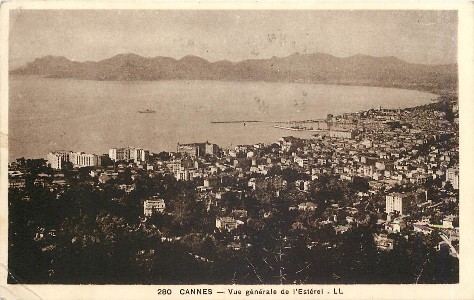 CPA Cannes Vue generale de l'Esteral LL