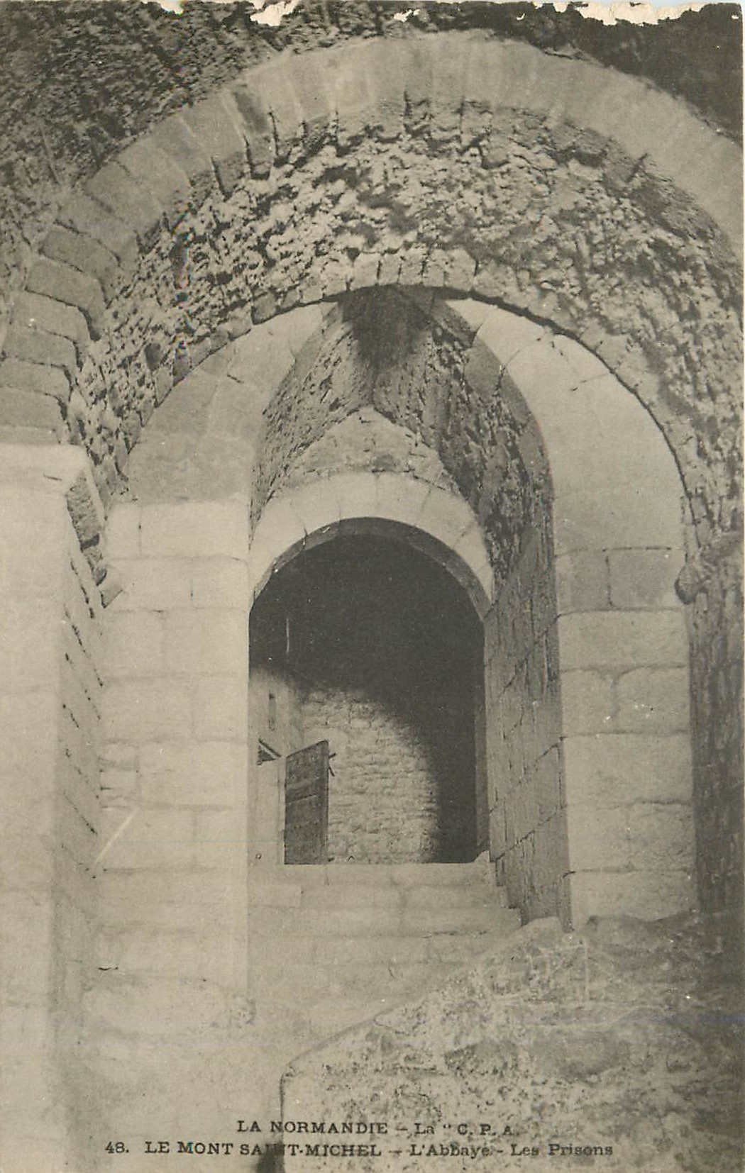 CPA Le mont Sait Michel L'abbaye les prisons