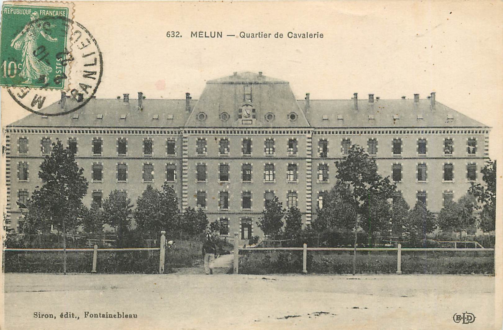 CPA Melun Quartier de Cavalerie Militaria