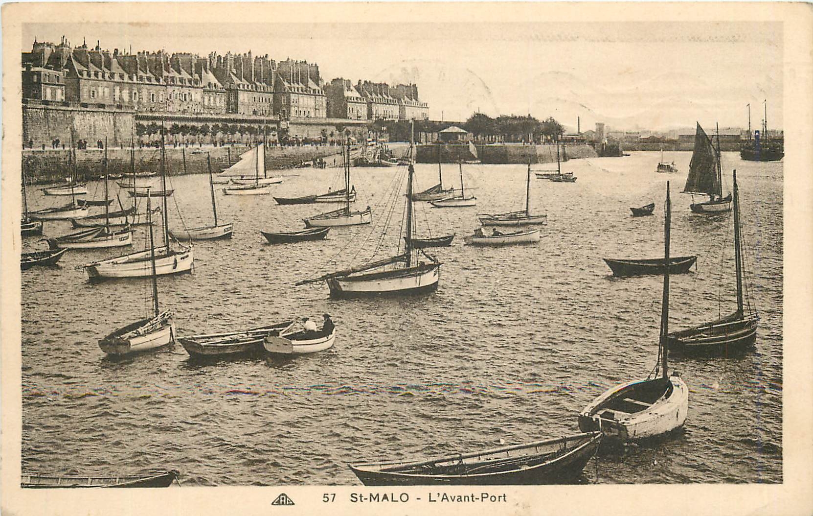 St-Malo - L'Avant-Port — vue du port avec nombreux bateaux — éditeur A.R.C. n°57