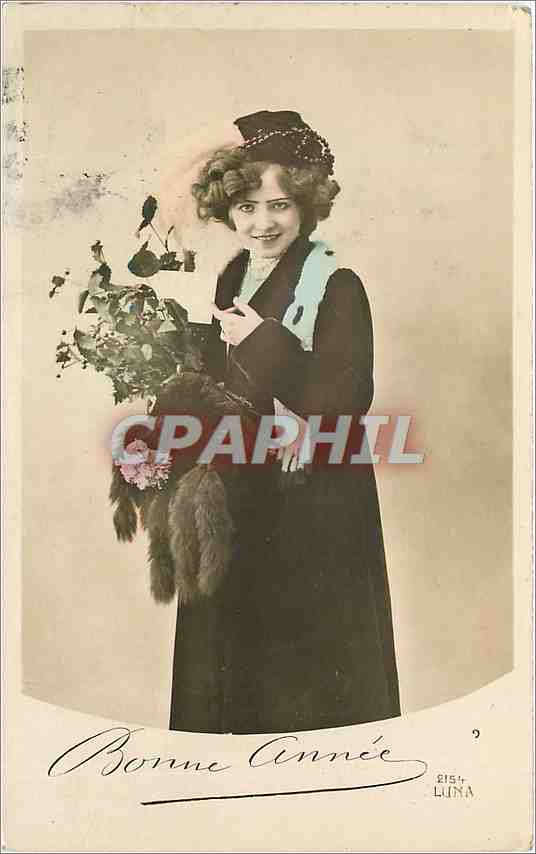 Donna in abito scuro e cappello — con un mazzo di fiori — editore LUXA, n° 2154