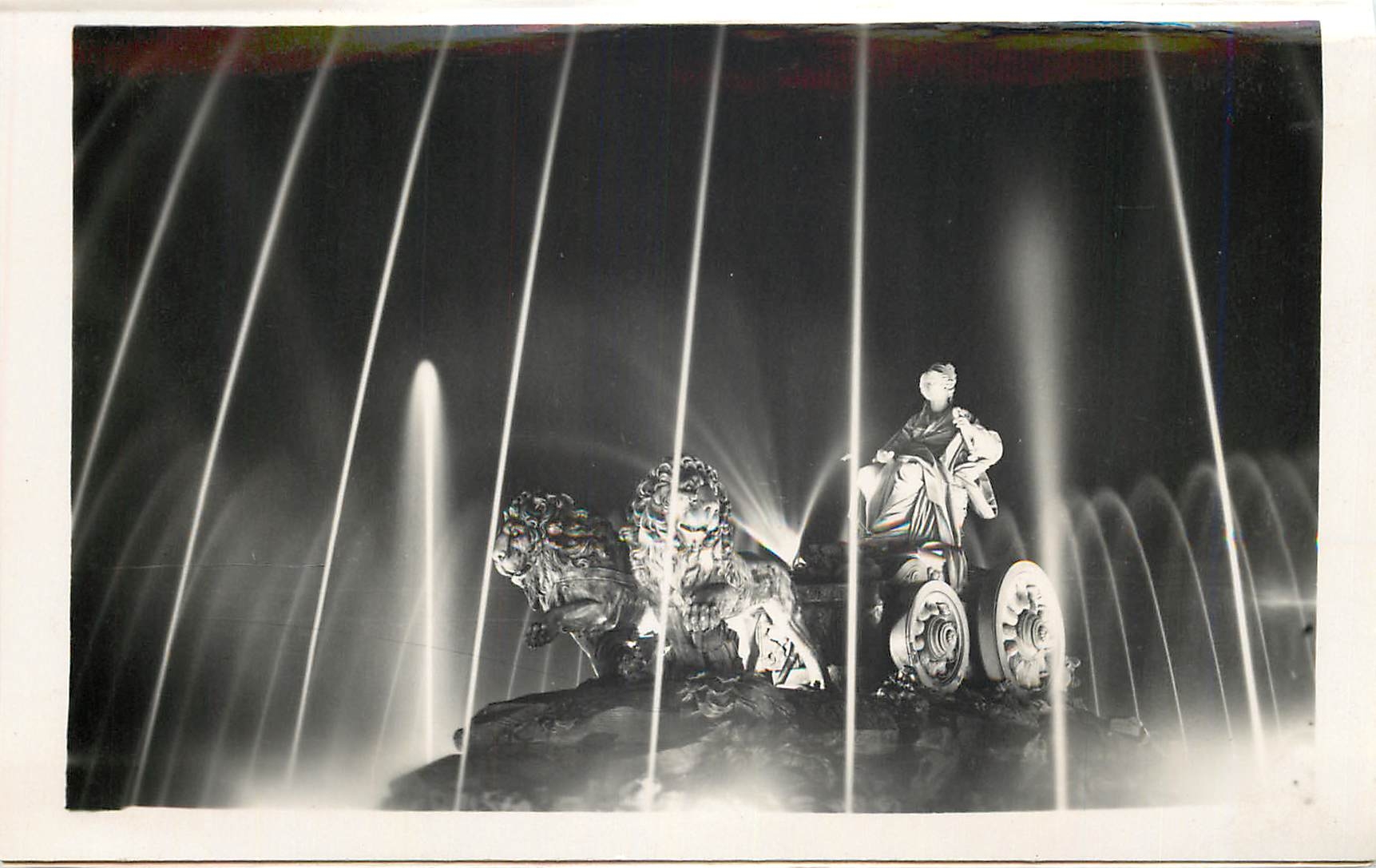 CPA Madrid Aspect nocturne de la Fontaine de la cybeles Lion