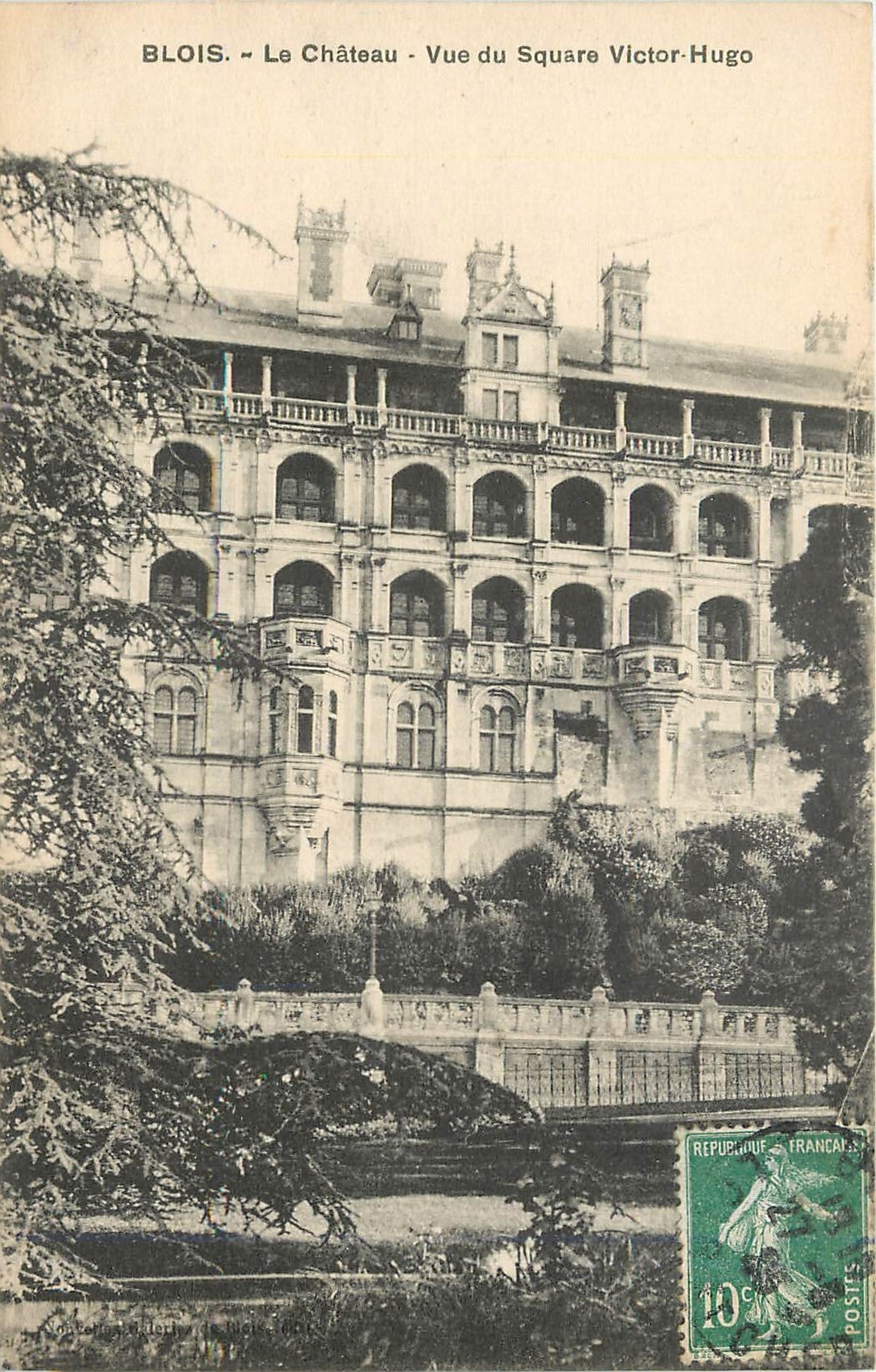 CPA Blois Le Chateau Vue du Square Victor hugo