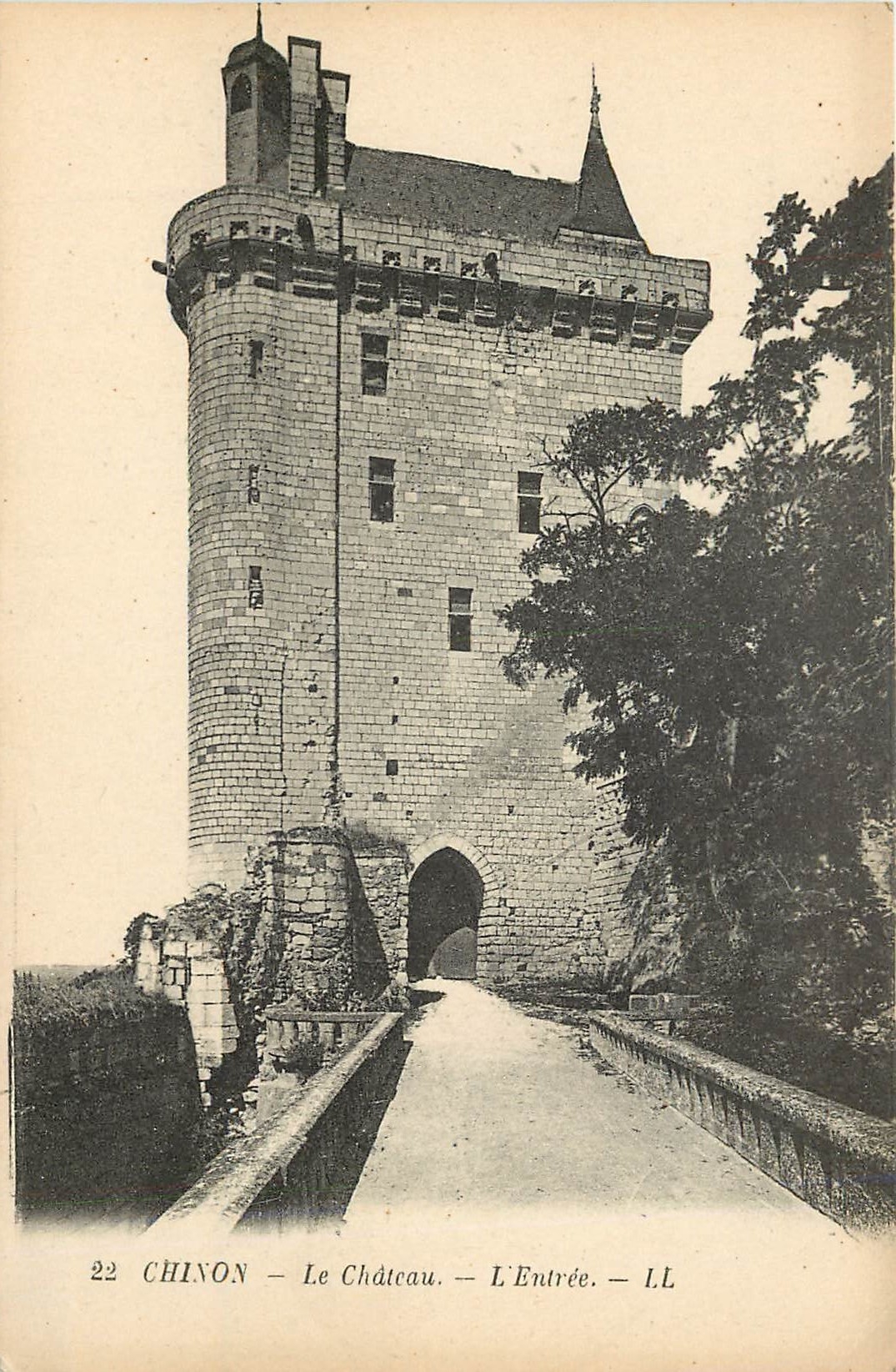 CPA Chinon Le Chateau l'Entrée LL
