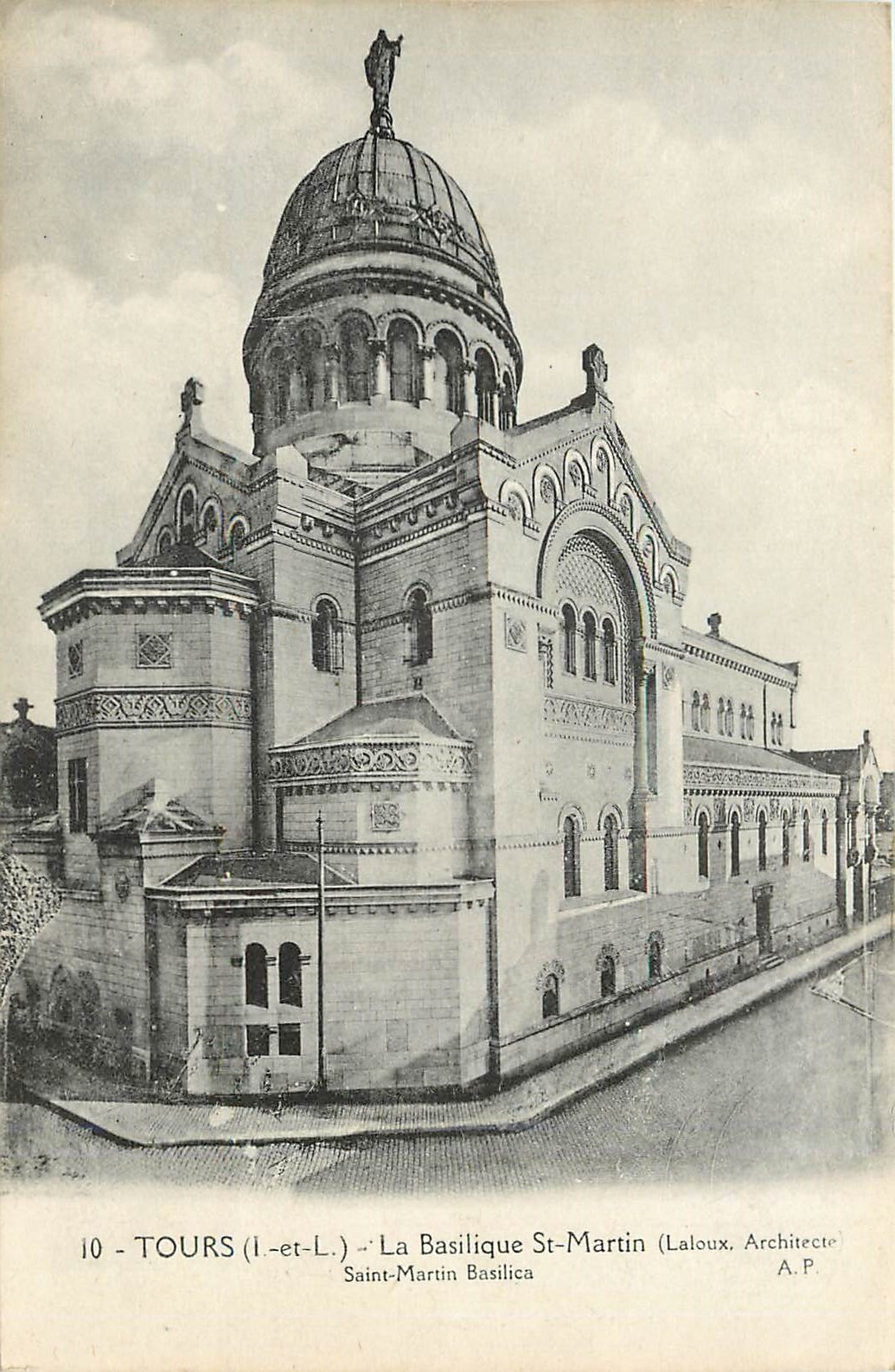 CPA Tours I et L la Basilique St Martin 