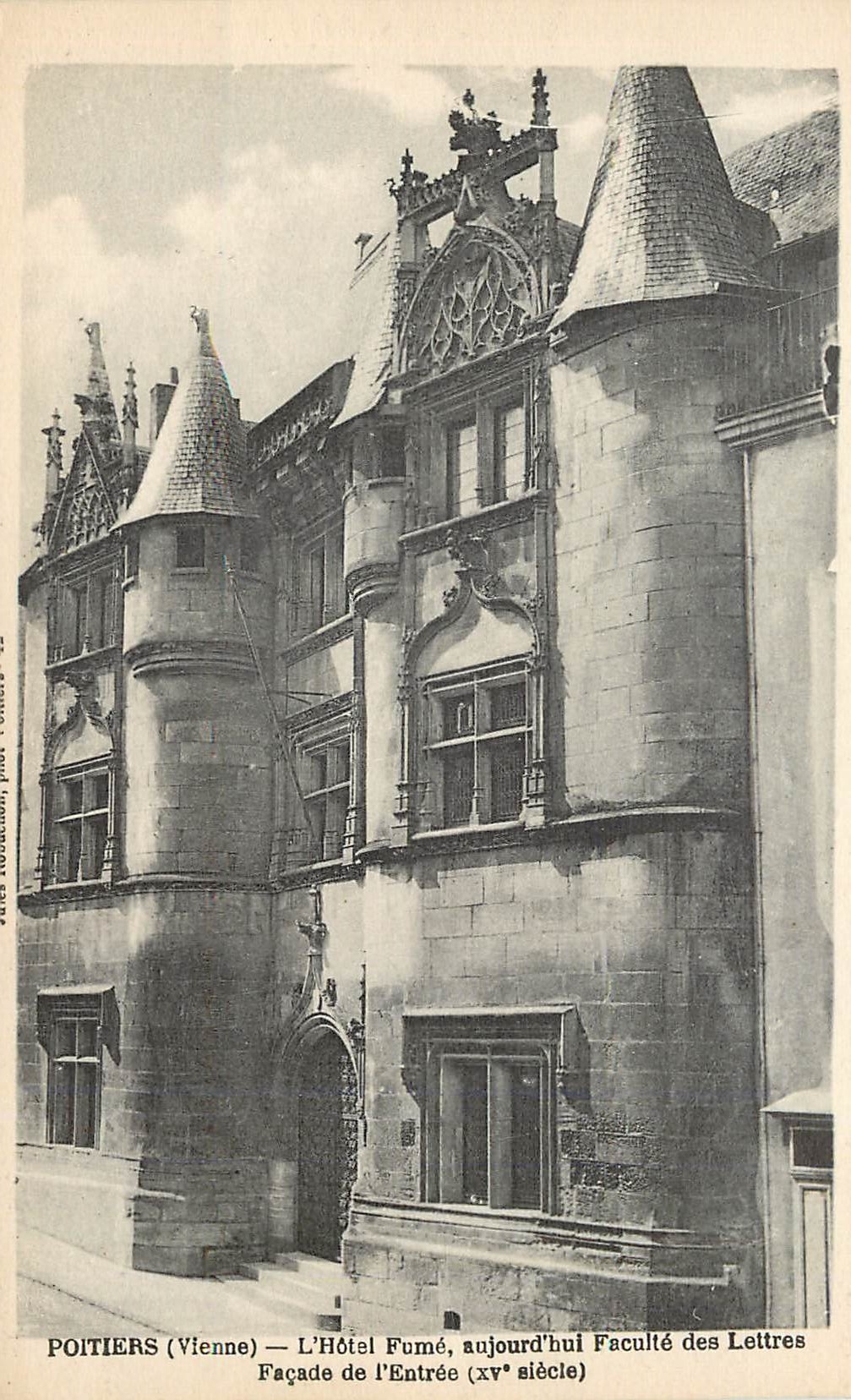 Poitiers (Vienne) — L'Hôtel Fumé, aujourd'hui Faculté des Lettres — façade de l'entrée (xv° siècle)