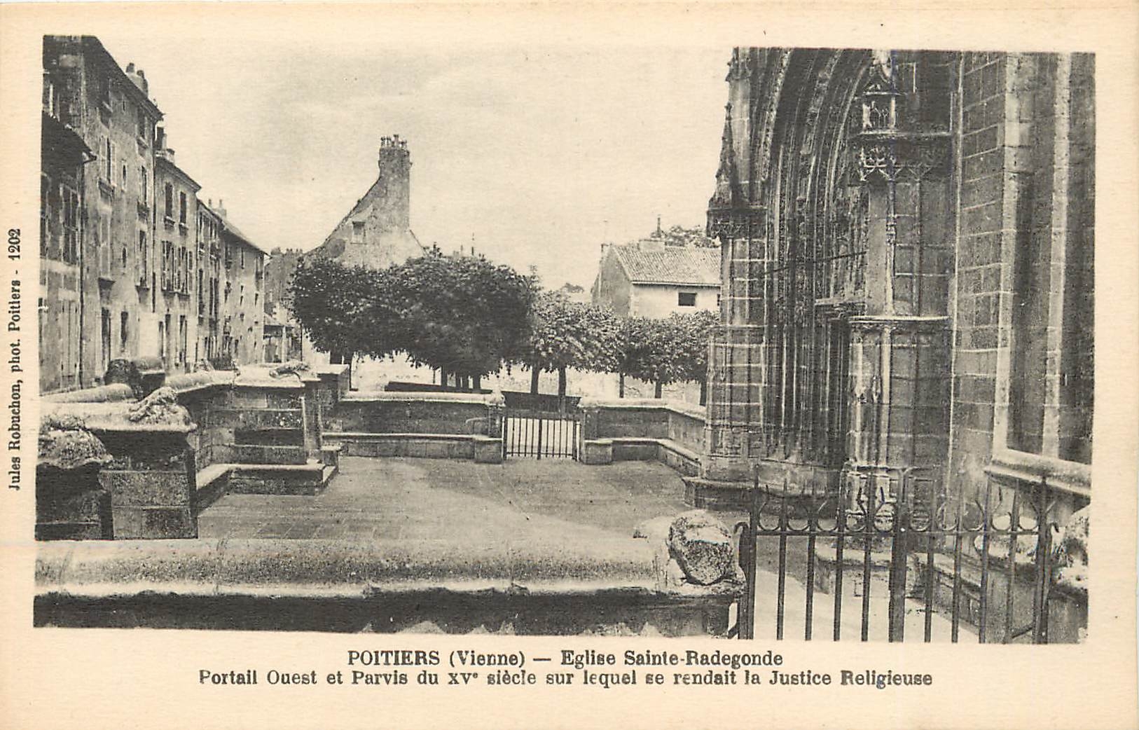 Poitiers (Vienne) — Portail Ouest et Parvis de l'église Sainte-Radegonde du XVᵉ siècle sur lequel se rendait la Justice Religieuse