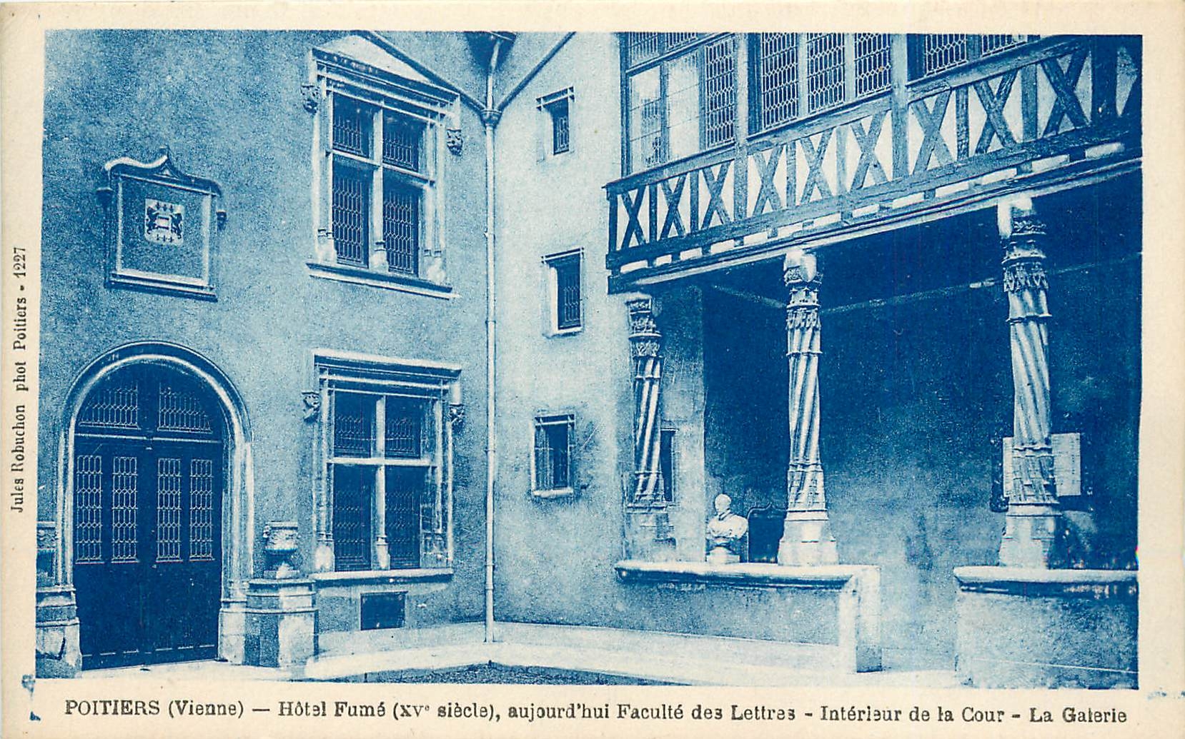 Poitiers (Vienne) — Hôtel Fumé (XVe siècle), aujourd'hui Faculté des Lettres — Intérieur de la Cour — La Galerie