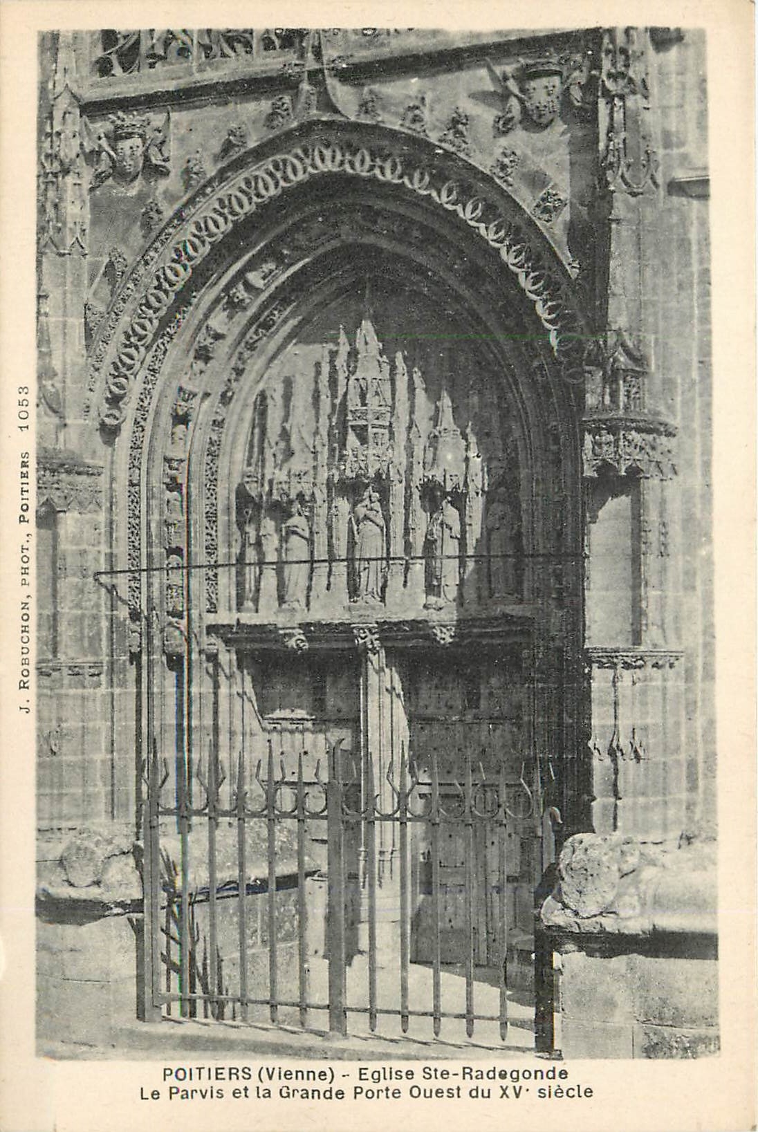 Poitiers (Vienne) - Église Ste-Radegonde, Le Parvis et la Grande Porte Ouest du XVᵉ siècle — J. Robuchon, Phot. Poitiers, n° 1053