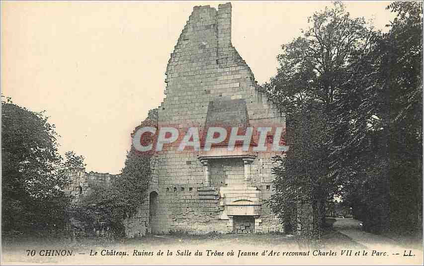 CPA Chinon Le chateau Ruines de la Salle du trone ou jeanne d'Arc reconnut charles VII et le Parc