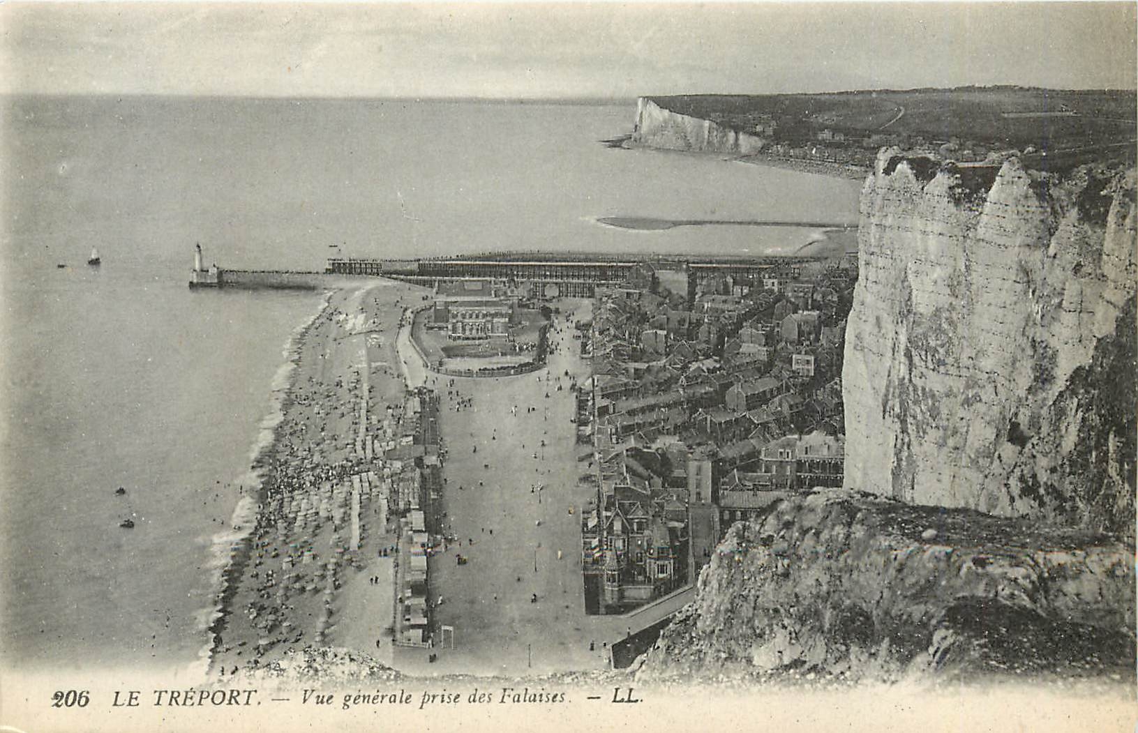 CPA Le Treport vue generale prise des falaises