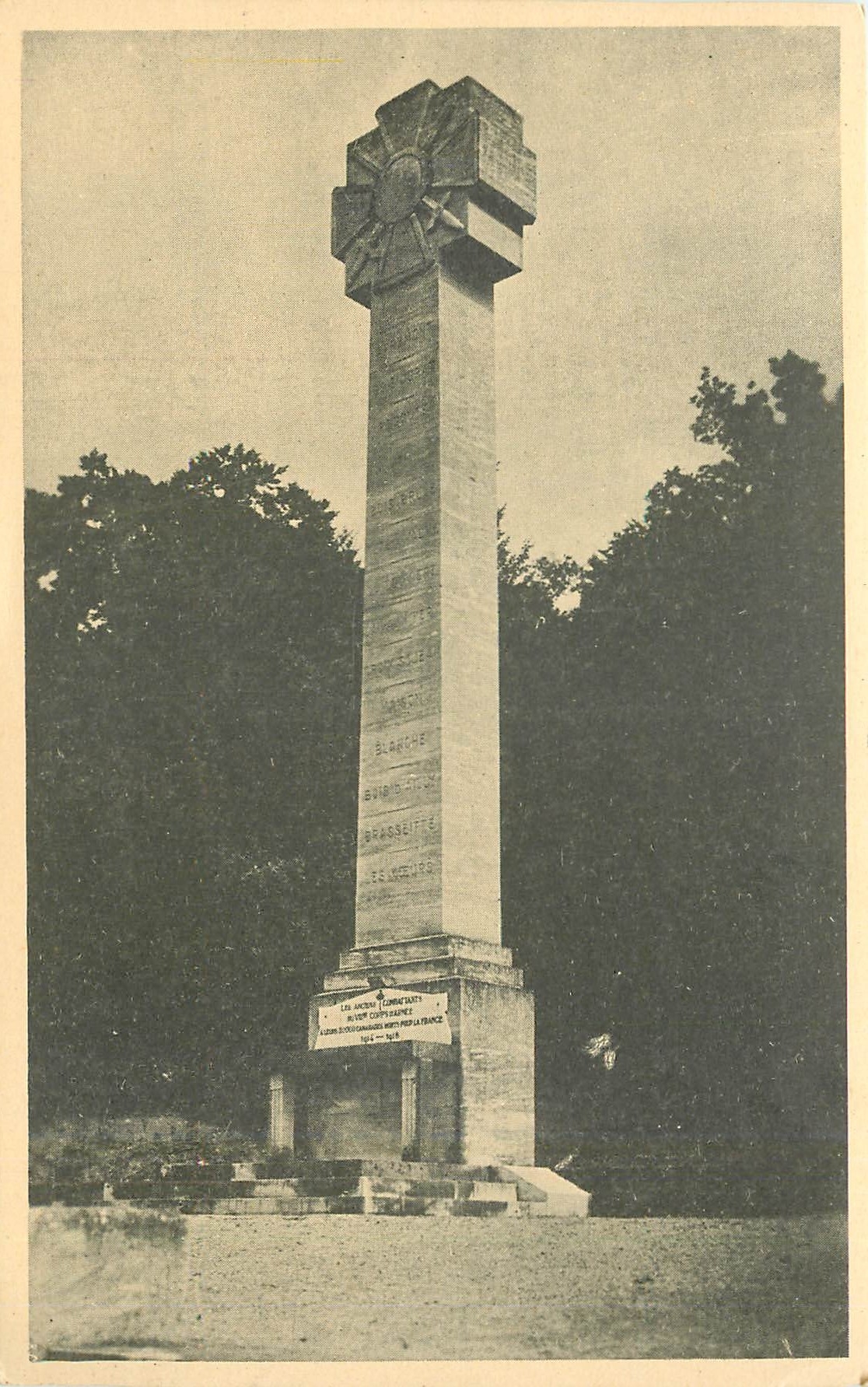 CPA Le monument aux Mors du VIII e Corp elee au cimetiere militaire de marbotte