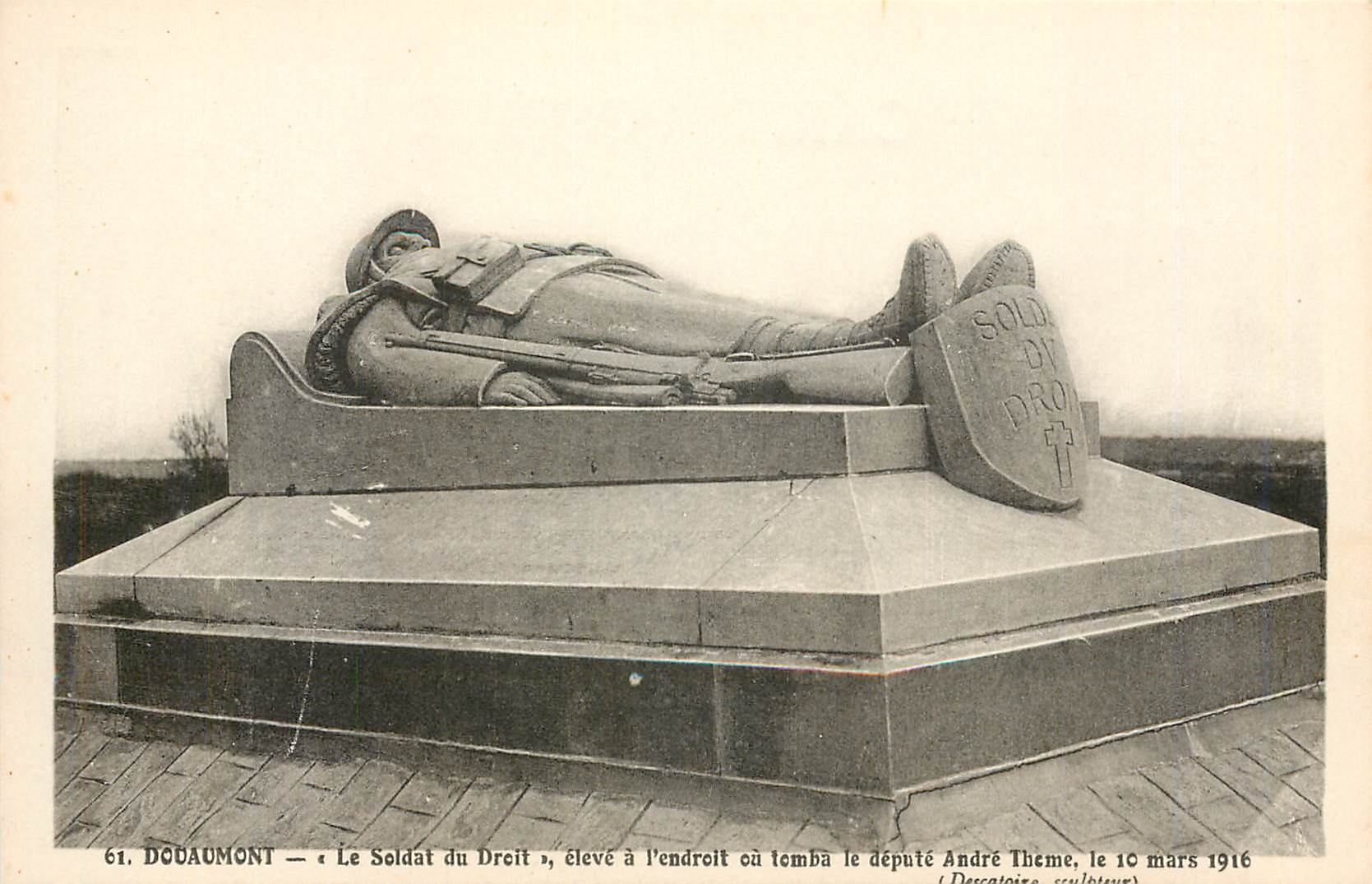 CPA Douaumont le soldat du droit eleve a l'endroit ou tomba le depute Andre theme le 10 mrs 1916