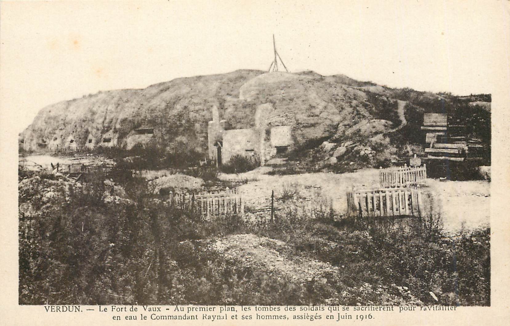 Verdun — Le Fort de Vaux — Au premier plan, les tombes des soldats qui se sacrifièrent pour ravitailler le Commandant Raynial et ses hommes, assiégés en juin 1916