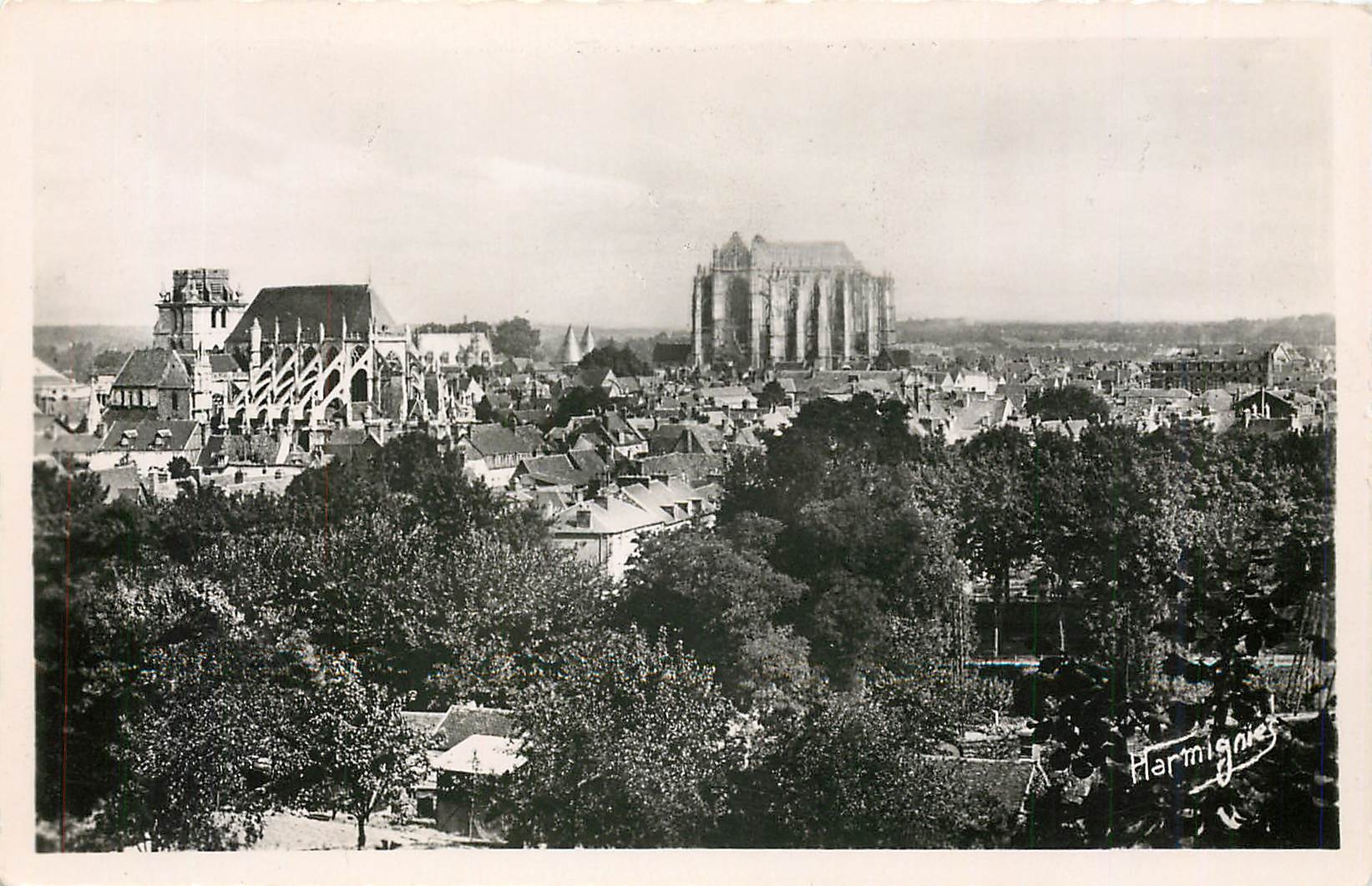 CPA Beauvais Vue generale a droie la cathedrale a gauche l'eglise Saint Etienne