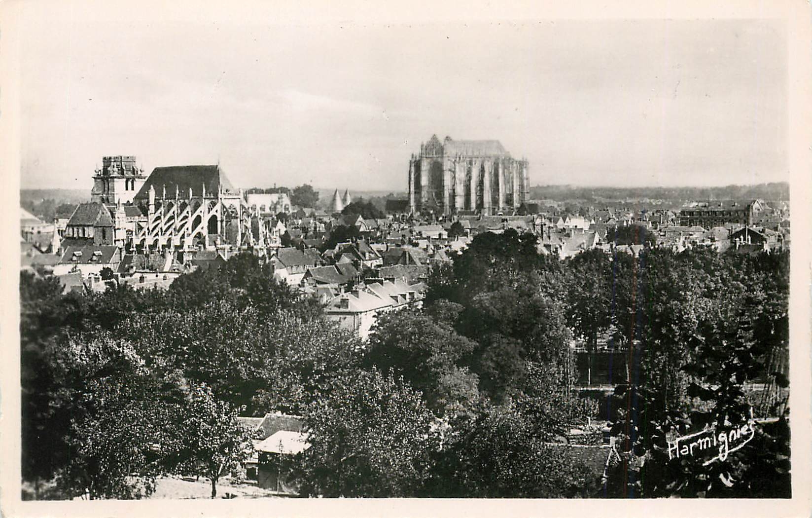 CPA Beauvais Vue generale a droie la cathedrale a gauche l'eglise Saint Etienne