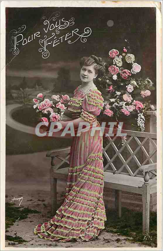 Jeune femme en robe à volants — avec bouquet de roses — éditée par A.N. (n° 938) - Recto