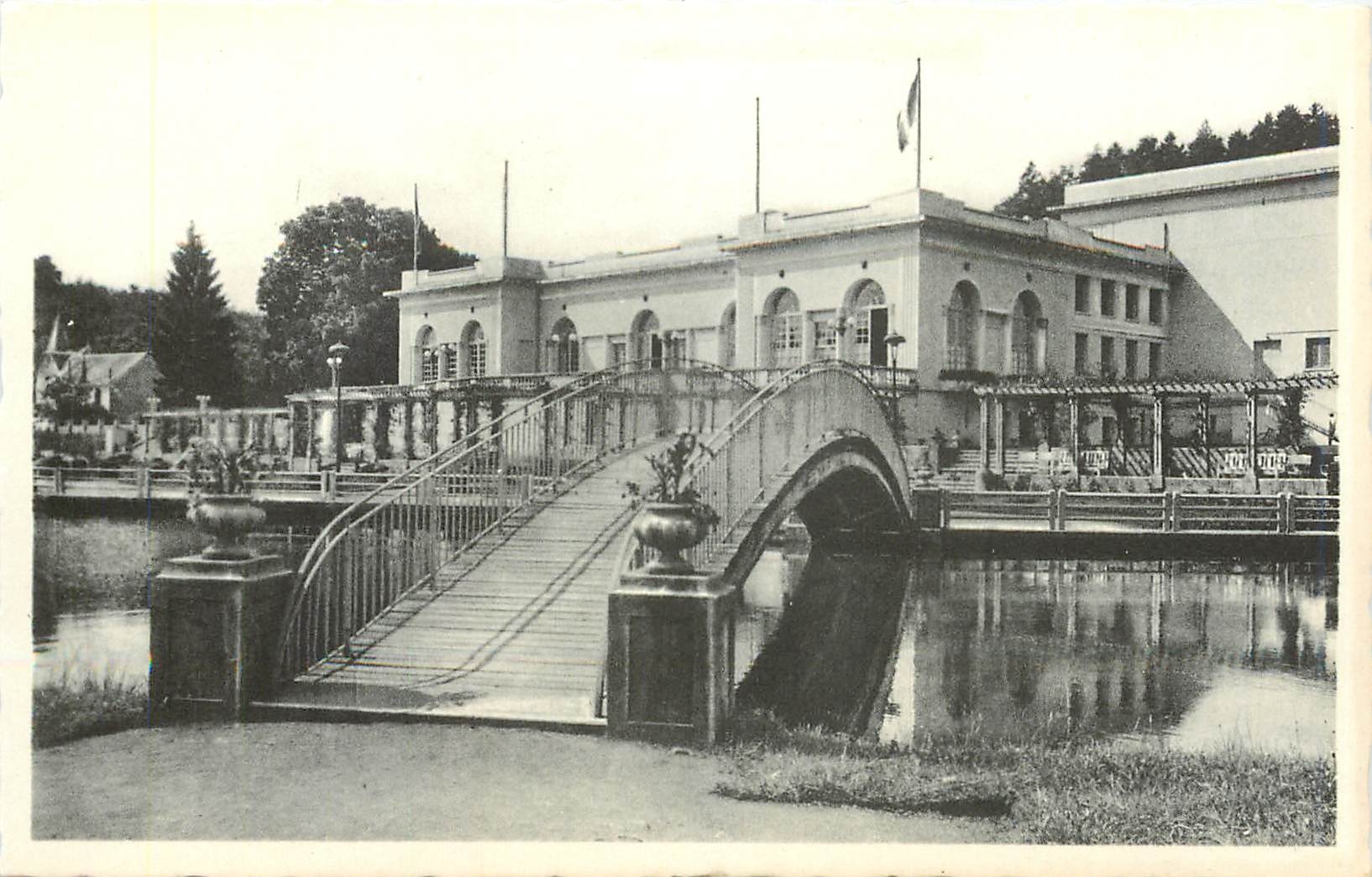 CPA Bagnoles de l'orne La passerelle Le casino et le lac