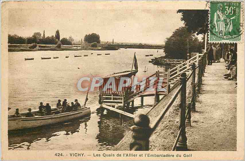 CPA Vichy les quai de l'Allier et l'Embarcadere du golf