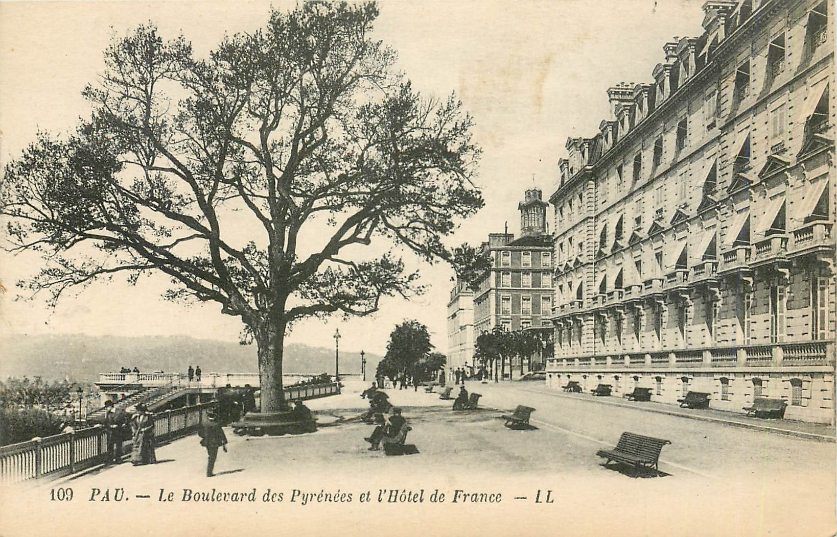 CPA Pau Boulevard des pyrenees et hotel de France