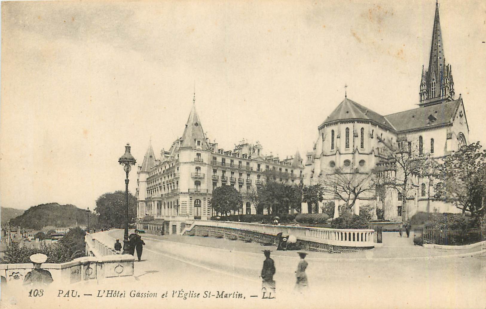 Pau — L'Hôtel Gassion et l'Église St-Martin — LL. — n° 103