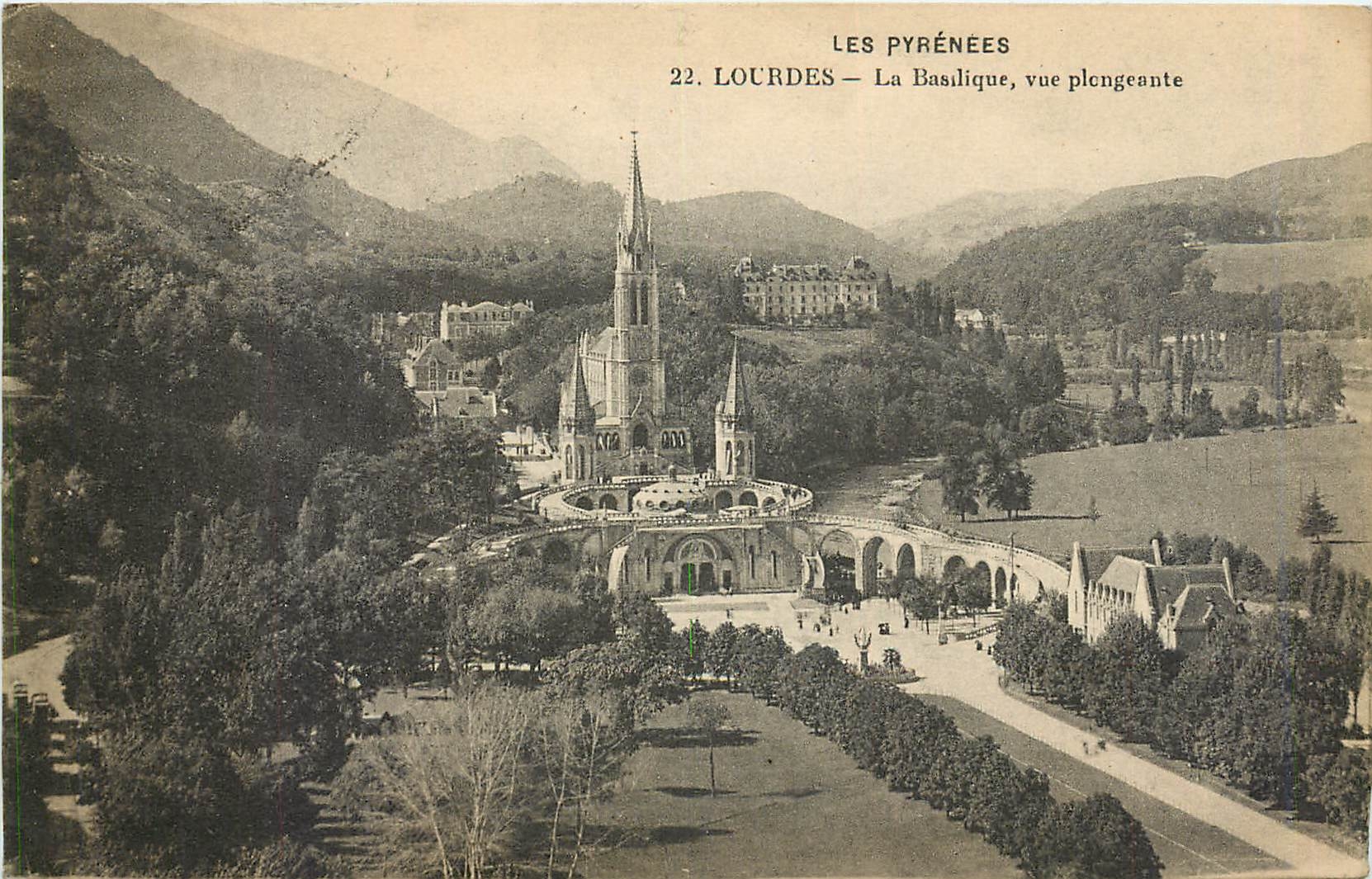 CPA Lourdes la basilique Vue Plongeante