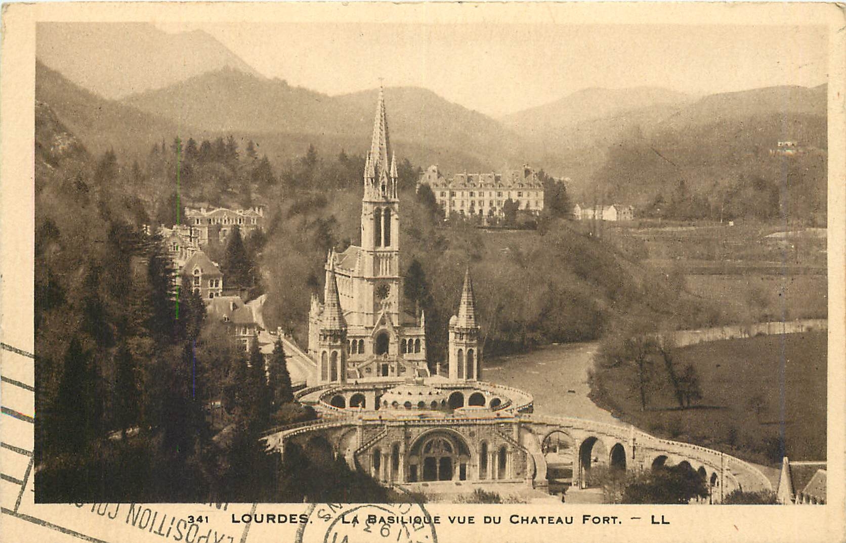 CPA Lourdes la basilique Vue du chateau fort