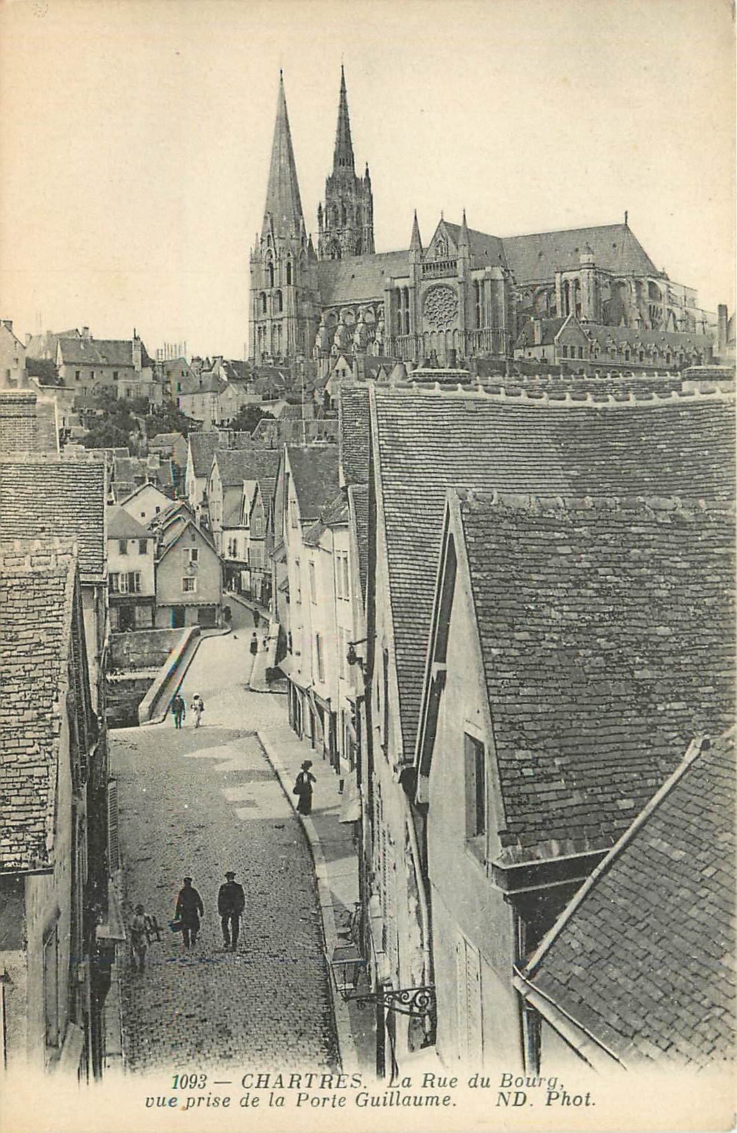 CPA Chartres l rue du Bourg vue prise de la Porte Guillaume