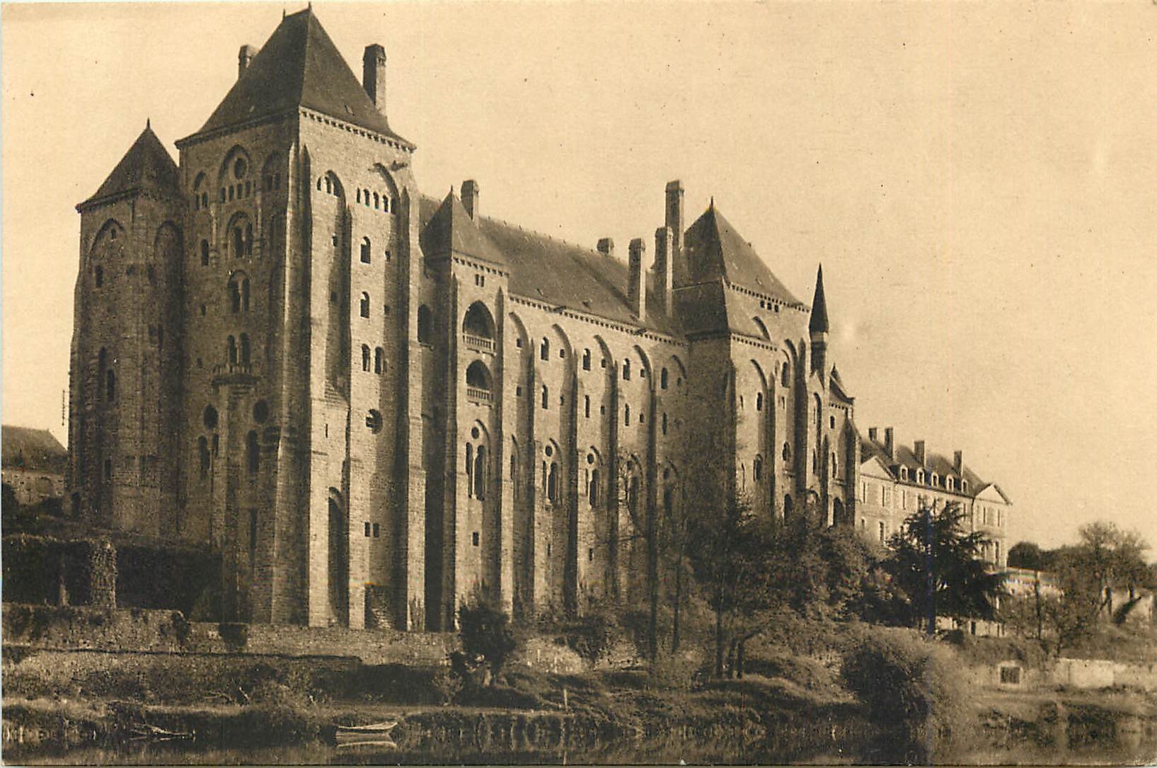 CPA L'Abbaye Saint pierre de Solesmes vue du nord Est