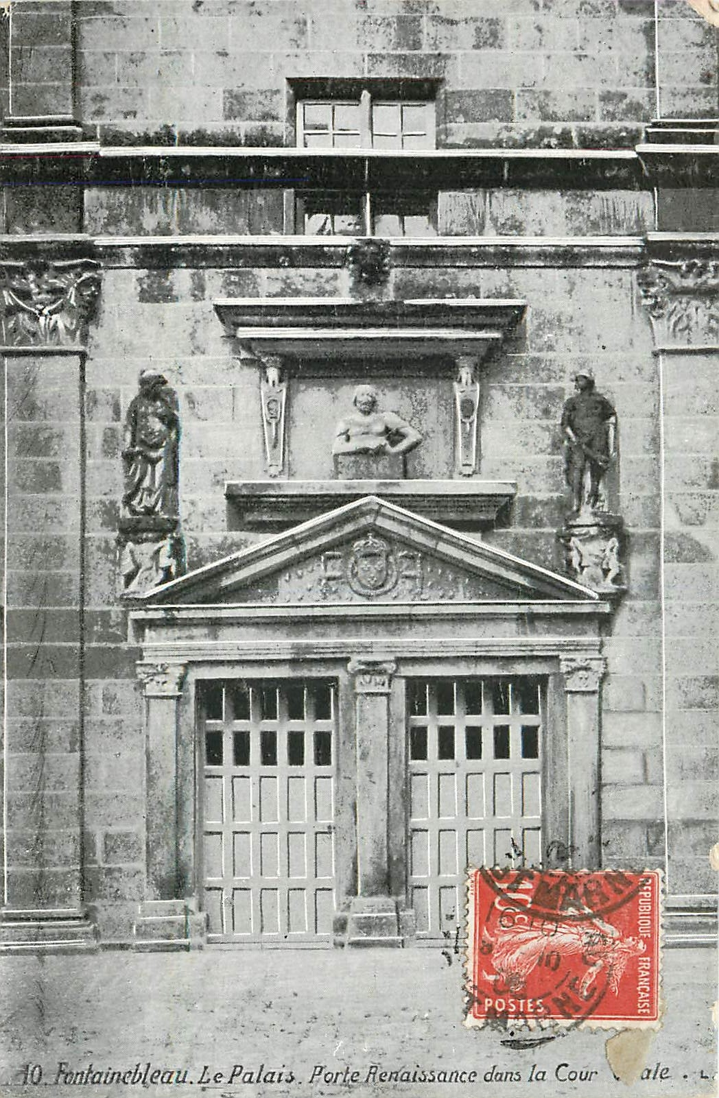 Fontainebleau. Das Schloss. Renaissance-Tor im Innenhof — Verlag L. Ale, Nr. 10