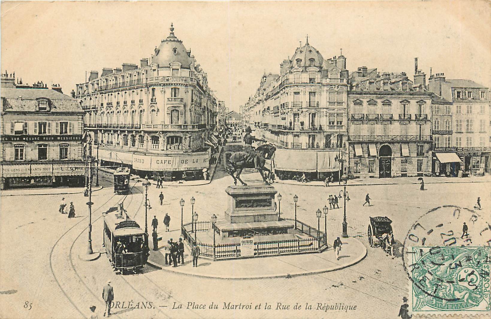 CPA Orleans la place du Martroi et la Rue de la Republique