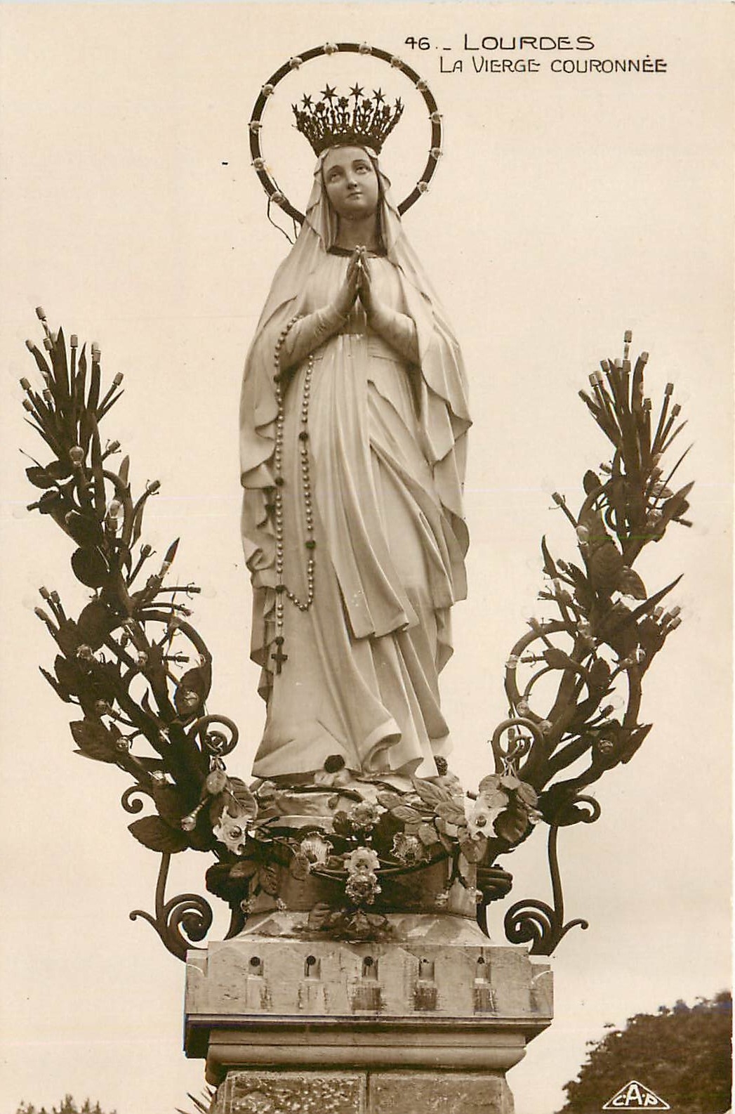 CPA Lourdes la vierge couronnee