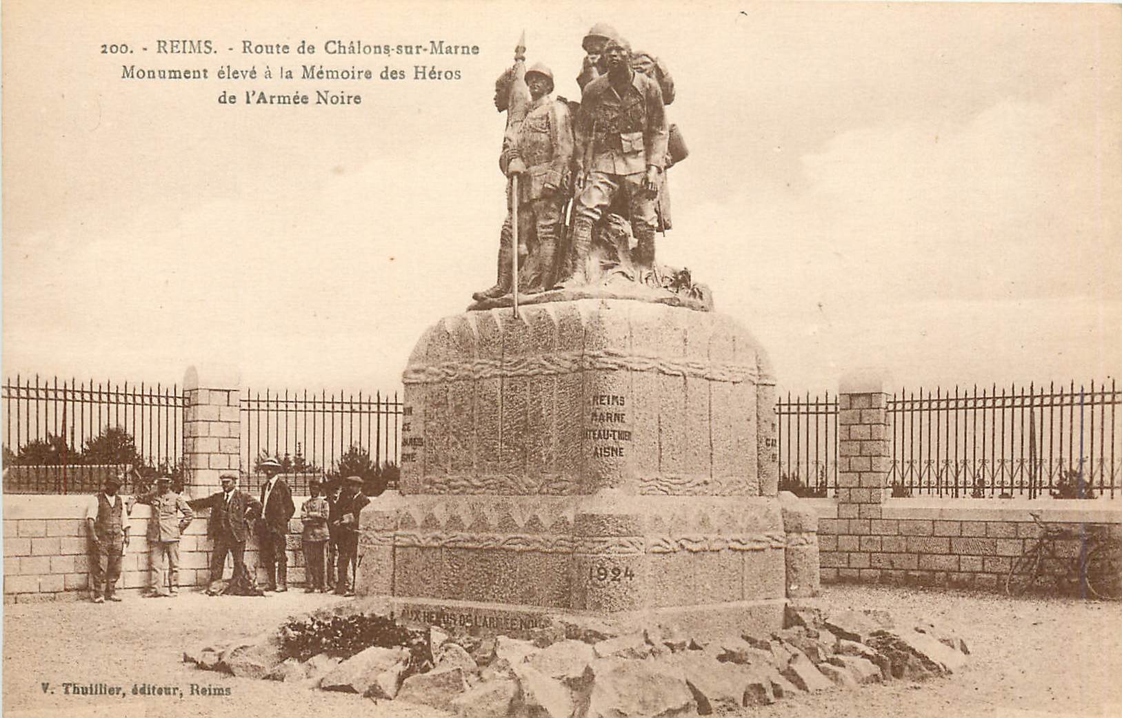 CPA Reims Route de Chalons sur marne Monument eleve a a memoire des Heros de l'Armee Noire