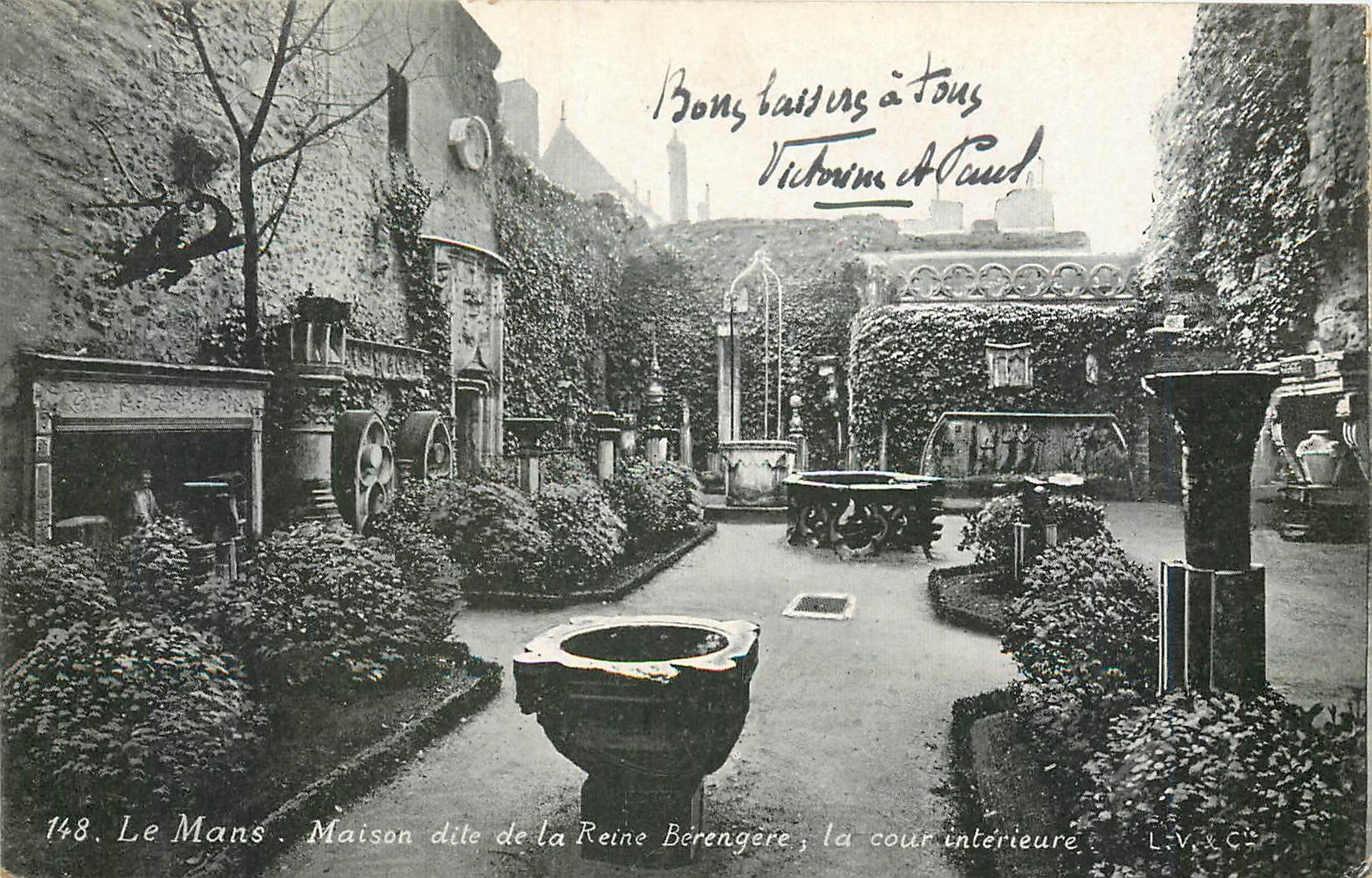 CPA le mans maison dite de la Reine Berengere la cour interieure