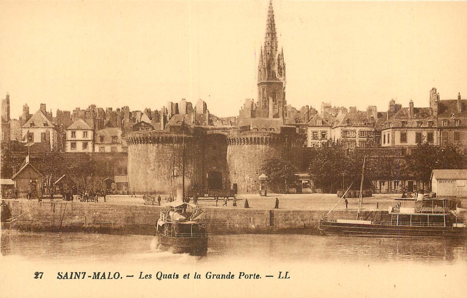 CPA Saint malo Les Quai et la grande Porte  Bateaux